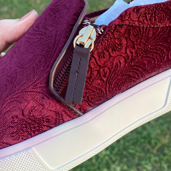 Volatile Women's NWT Burgundy Velvet Slip On Loafers - Size 7 - Picture 14 of 16
